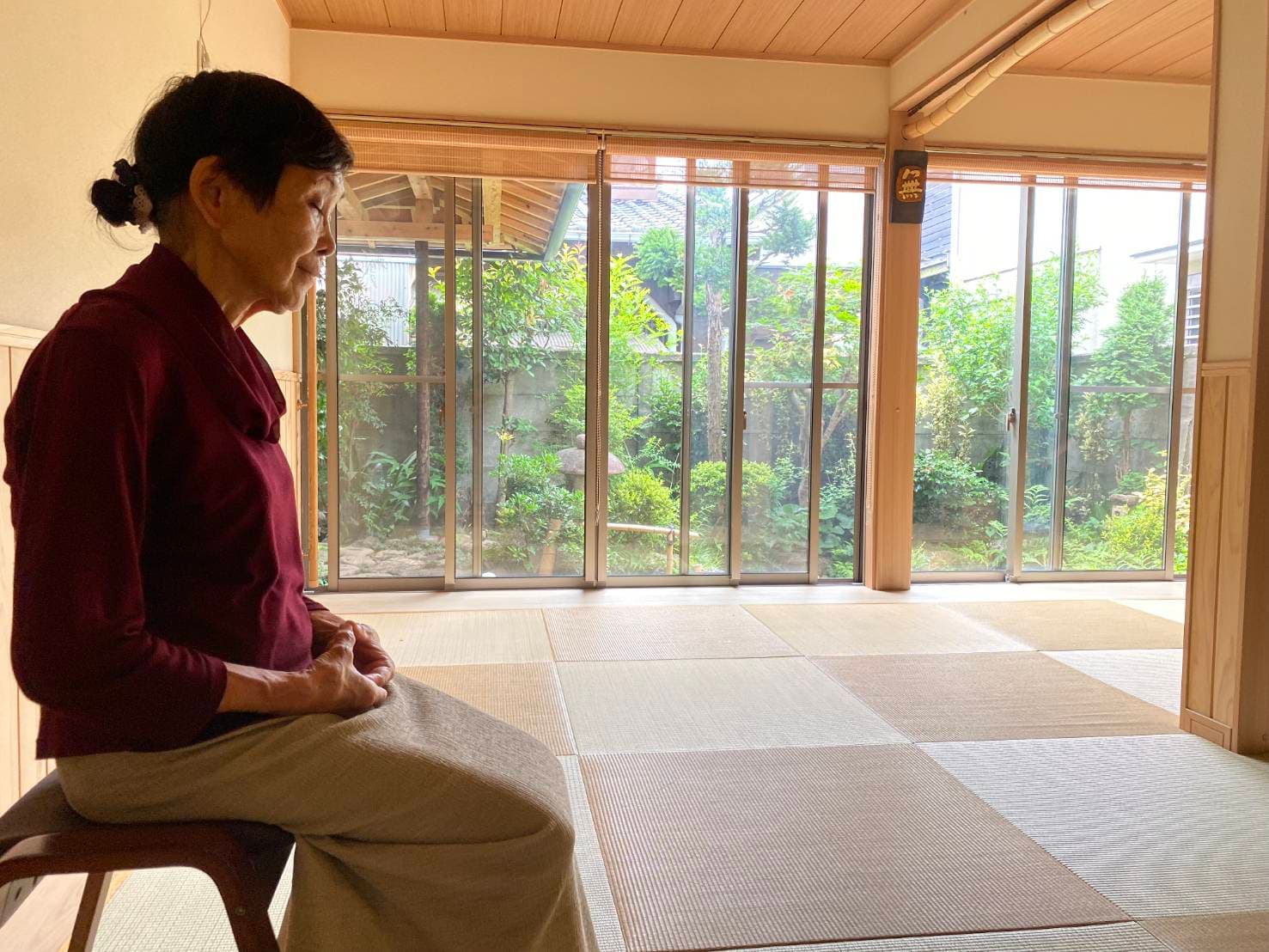 真香禅道場で坐禅をする安齋佳子
